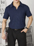 Homem vestindo uma camisa polo canelada sem botões na cor azul-marinho, 