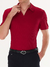 Homem vestindo uma camisa polo canelada sem botões na cor vermelha