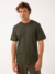 Homem usando Camisa Básica Algodão Peruano Verde Militar