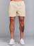 Shorts de linho masculino na cor bege, modelo casual com cordão na cintura, usado por um homem com tênis brancos.