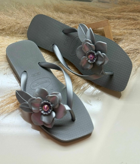 Chinelo Feminino Adulto Pétala Bico Quadrado - Cinza - comprar online