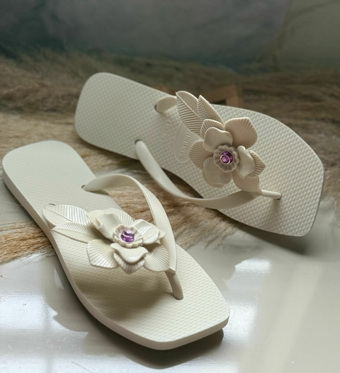 Chinelo Feminino Adulto Pétala Bico Quadrado - Off - comprar online