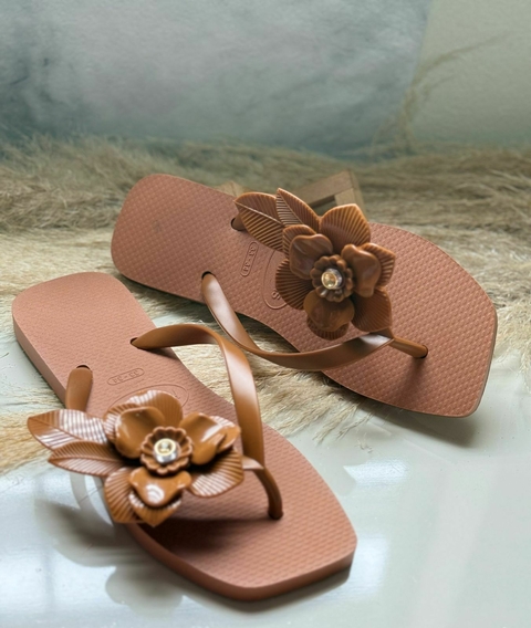 Chinelo Feminino Adulto Pétala Bico Quadrado - Coffe - comprar online
