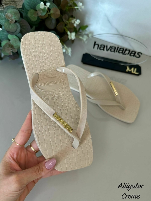 Chinelo Feminino Adulto Alligator Croco Bico Quadrado - Creme - comprar online
