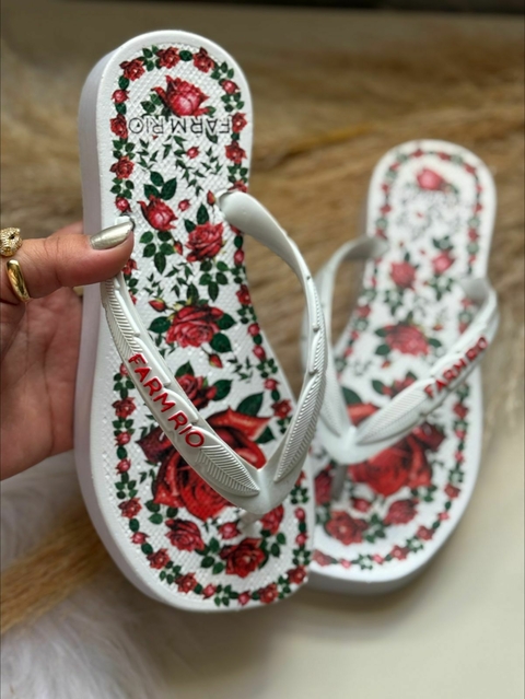 Chinelo Feminino Adulto Havaianas FlatForm - Farm Flor Vermelha - comprar online