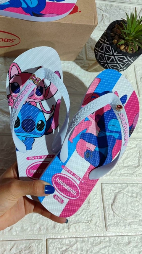 Chinelo Havaianas Feminino Adulto Tira Stitch com Pingente - Sola Branca - Tira Branca - comprar online
