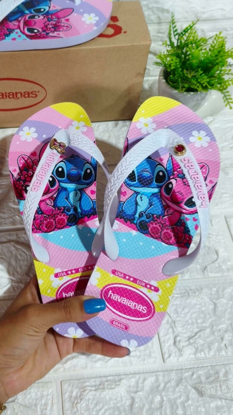 Chinelo Havaianas Feminino Adulto Tira Stitch com Pingente - Sola Branca - Tira Branca - comprar online