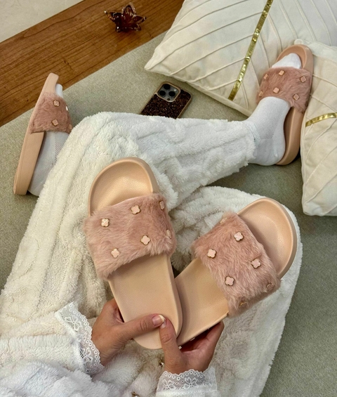 Chinelo Eva Slide Virgínia Pelúcia Pingente - Rosê - comprar online