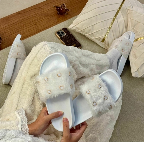 Chinelo Eva Slide Virgínia Pelúcia Pingente - Branco - comprar online