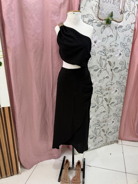 Vestido preto longuette. Recorte na cintura. ZARA.