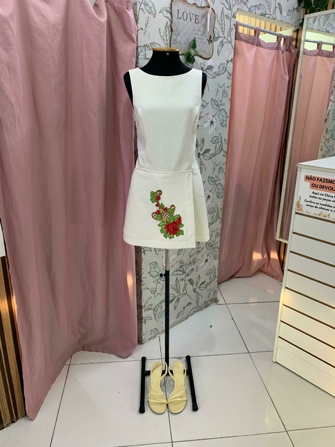 Macaquinho encorpado com elastano. Com bordados. AGILITÁ. Tamanho 40.