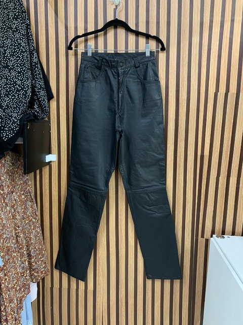 Calça preta em couro legítimo. Tamanho 34.