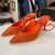 Scarpin laranja com strass. Colcci.