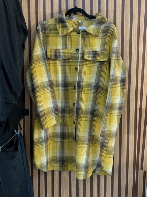 Sobretudo flanelado quadriculado. CINNIE. Tamanho M.