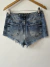Short jeans cheio de aplicações. BLUESTEEL. Tamanho: 40. - comprar online