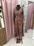 Vestido longo indiano, com manga. Detalhes dourados. Tamanho único.
