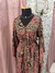 Vestido longo indiano, com manga. Detalhes dourados. Tamanho único. - comprar online