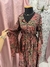 Vestido longo indiano, com manga. Detalhes dourados. Tamanho único. na internet