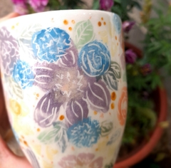 Taza florecida, cerámica artesanal pintada a mano