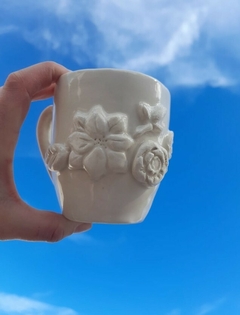 Taza flores blancas en relieve - Pace cerámica