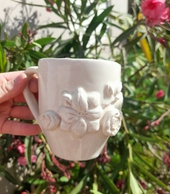 Taza flores blancas en relieve