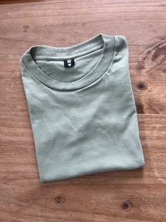 REMERA OVER LISA POR CURVA 
