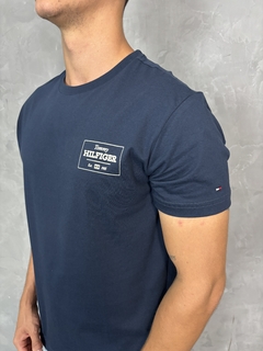 CAMISETA ESTAMPADA TOMMY HILFIGER na internet