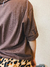 T-shirt básica marrom na internet