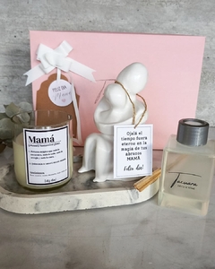 box para el dia de la madre. contiene una  vela aromática, un difusor , una base, y una figura de un abrazo 