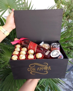Box de whisky, botanas y chocolates