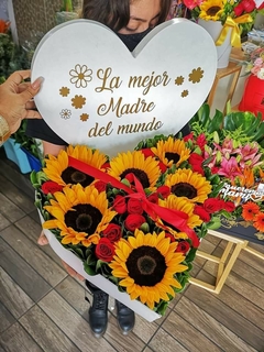 Box Corazon con Girasoles y Rosas