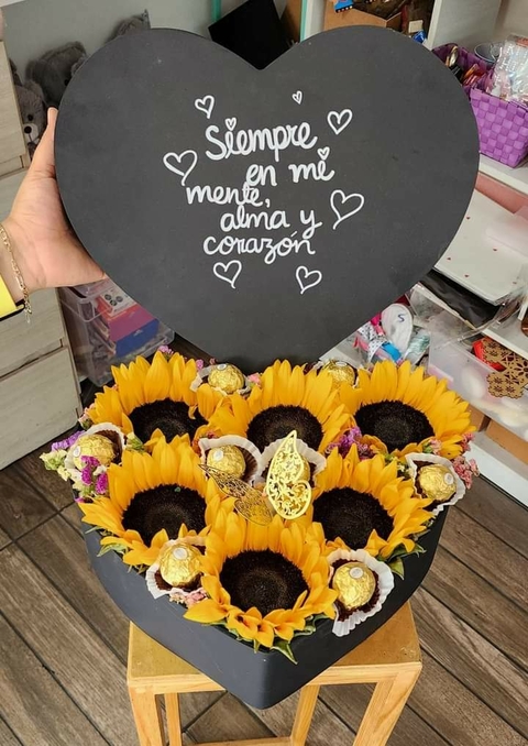 Box Corazon con Girasoles y Chocolates