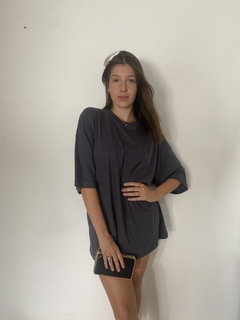 REMERA OVERSIZE-MODELO AURUM en internet
