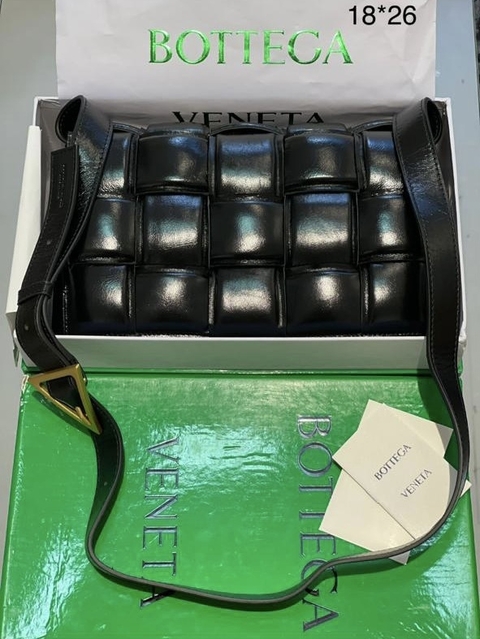 Bolsa Bottega Veneta Padded Cassette - preta - comprar online