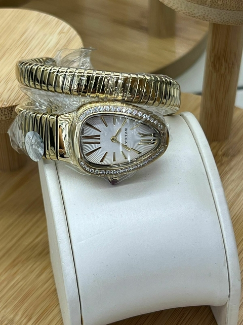 Relógio Bvlgari Serpenti Tubogas - dourado com brilho com fundo branco uma volta - comprar online