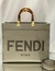 Bolsa Fendi Sunshine - cinza - comprar online