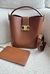 Bolsa Celine Bucket Louise - média caramelo com dourado - comprar online