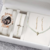 (Kit 4 peças) Conjunto Relógio Feminino Analógico Com Colar Brinco Pulseira Pérola - comprar online