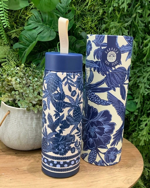 Garrafa térmica Farm Que Sede 750ml com estampa floral azul em fundo creme.