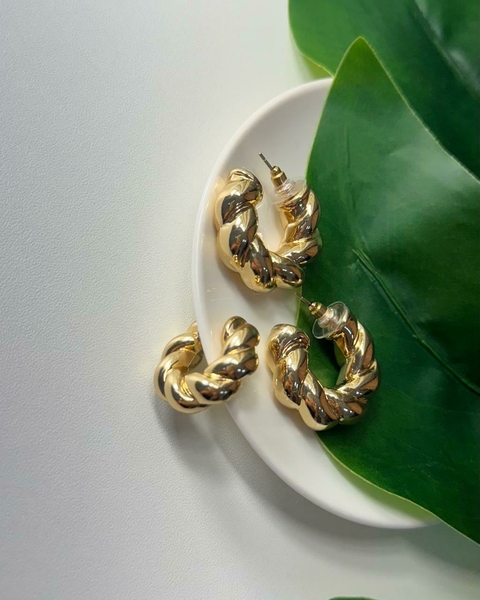 Brinco Argola Torcida Dourada
Estiloso e contemporâneo, o Brinco Argola Torcida traz uma estrutura volumosa em acabamento dourado polido, com um design trançado que adiciona textura e personalidade ao look