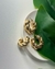 Brinco Argola Torcida Dourada
Estiloso e contemporâneo, o Brinco Argola Torcida traz uma estrutura volumosa em acabamento dourado polido, com um design trançado que adiciona textura e personalidade ao look