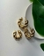 Brinco Argola Torcida Dourada
Estiloso e contemporâneo, o Brinco Argola Torcida traz uma estrutura volumosa em acabamento dourado polido, com um design trançado que adiciona textura e personalidade ao look