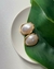 Brinco Oval com Pérolas 
O toque de classe que transforma seu visual!