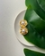 Brinco Dourado Orgânico com Pérola

Inspirado nas formas da natureza, o Brinco Dourado Orgânico traz a perfeita combinação entre o metal trabalhado em formato fluido e a elegância clássica da pérola central. Com acabamento dourado texturizado e design úni