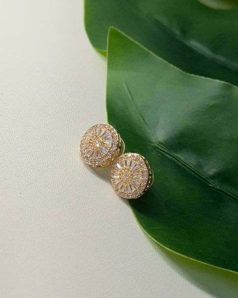 Brinco Glamour Circular com Zircônias
Imponente e cheio de brilho, o Brinco Glamour Circular é uma joia que irradia elegância