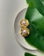 Brinco Dourado Orgânico com Pérola

Inspirado nas formas da natureza, o Brinco Dourado Orgânico traz a perfeita combinação entre o metal trabalhado em formato fluido e a elegância clássica da pérola central. Com acabamento dourado texturizado e design úni