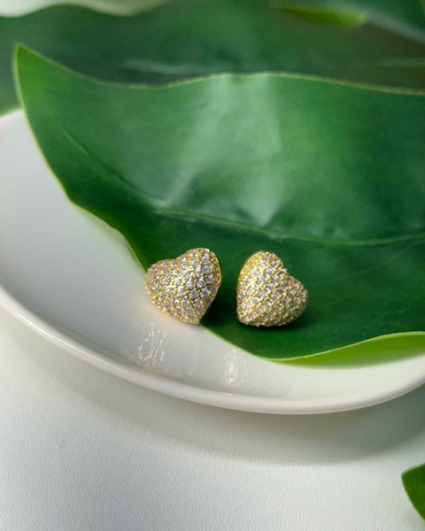 Brinco Coração Cravejado – Brilho e Romance em Cada Detalhe

Encante-se com este brinco em formato de coração, totalmente cravejado com micro zircônias brilhantes que refletem a luz com sofisticação. Ideal para adicionar um toque romântico e glamouroso ao