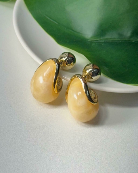 Brinco Gota Resinada Marfim com Detalhe Dourado – Sofisticação Natural

Um brinco que une elegância e suavidade, com formato de gota e acabamento em resina marfim que remete à pedra natural. O detalhe metálico dourado envolve delicadamente a peça, trazend