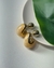 Brinco Gota Resinada Marfim com Detalhe Dourado – Sofisticação Natural