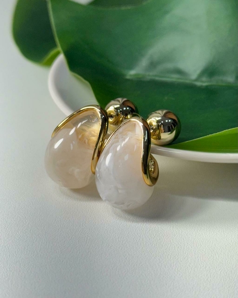 Brinco Gota Resinada Transparente com Detalhe Dourado – Sofisticação Natural
